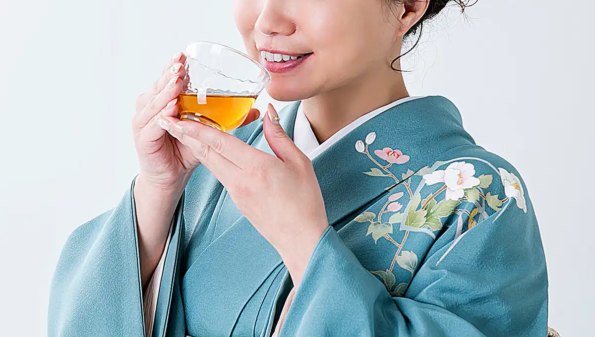 健康茶を飲む女性