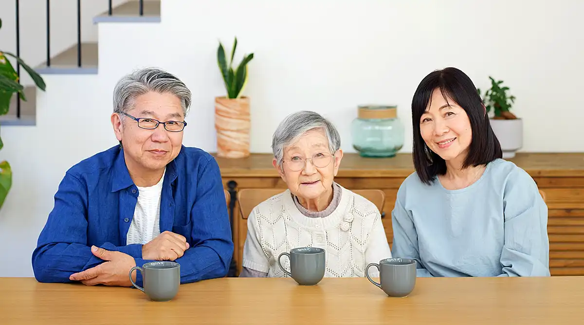 お茶を飲む家族